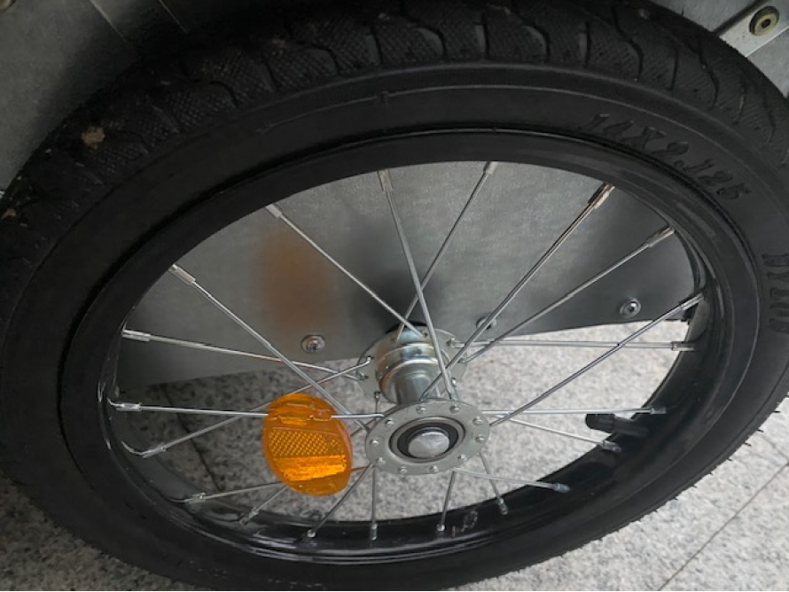 Schwarzer Fahrradreifen mit Reflektor