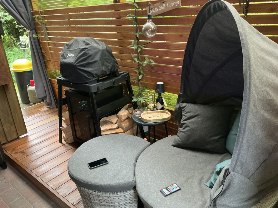 Sitzecke mit Grill auf Terrasse