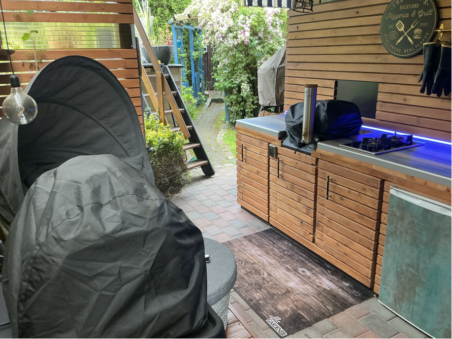 Außenküche mit Grill und Kühlschrank