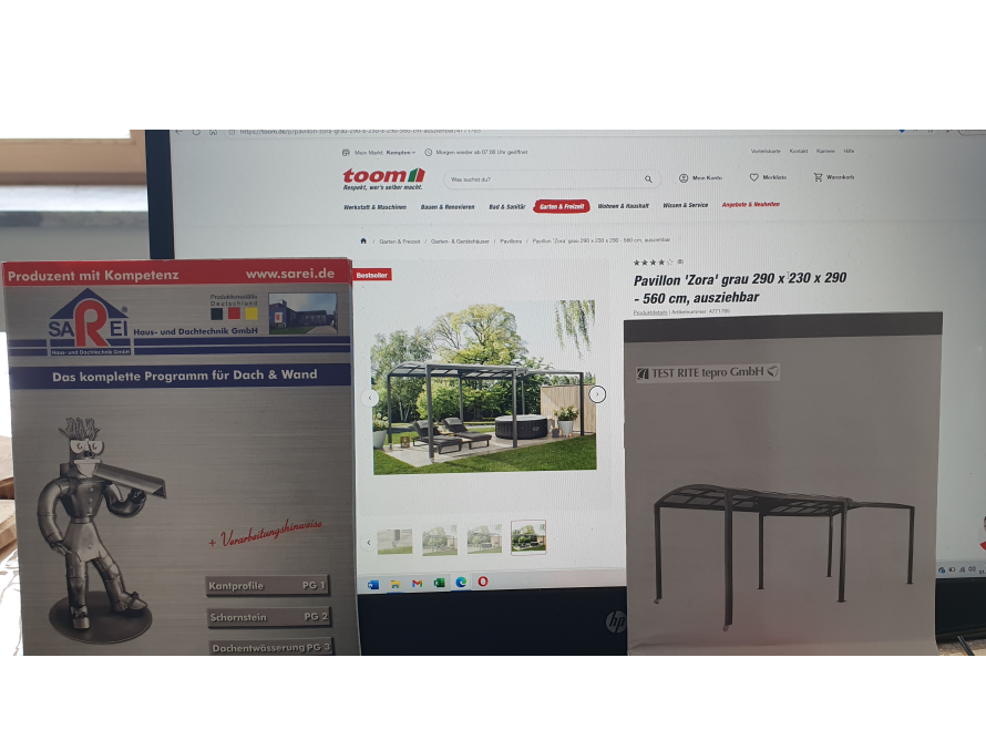 Produktinformationen und eine Online-Shop-Seite für einen Gartenpavillon auf einem Schreibtisch.