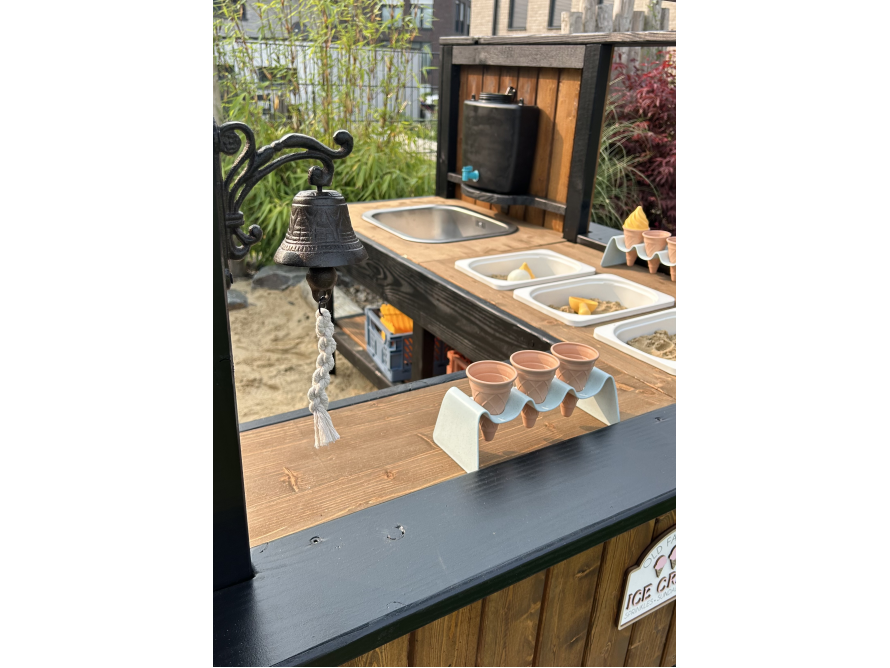 Ein Eisstand aus Holz für Kinder mit einer Glocke und Eistüten.