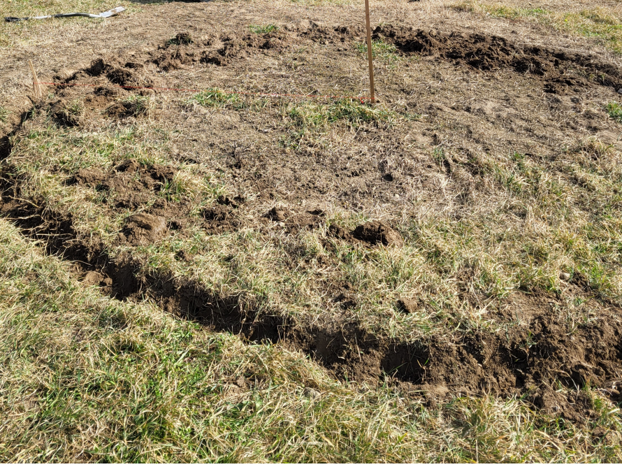 Ein kreisförmiger Graben wurde in den Rasen gegraben.