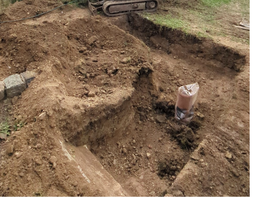Erdarbeiten mit einem Minibagger für ein Fundament.