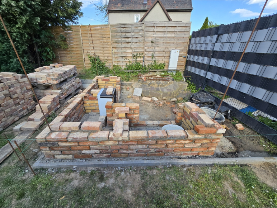 Rohbau einer gemauerten Außenküche im Garten.