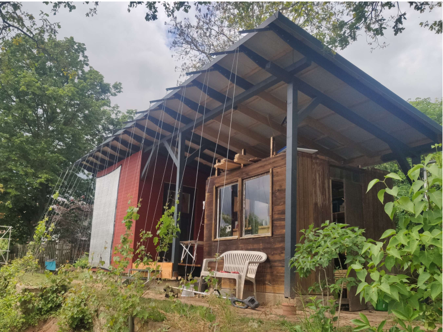 Ein Gartenhaus im Bau mit Rankgittern aus Drahtseilen.