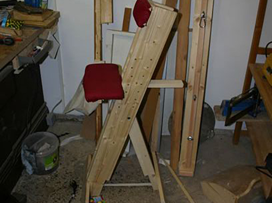 Selbstgebauter Holzstuhl in einer Werkstatt