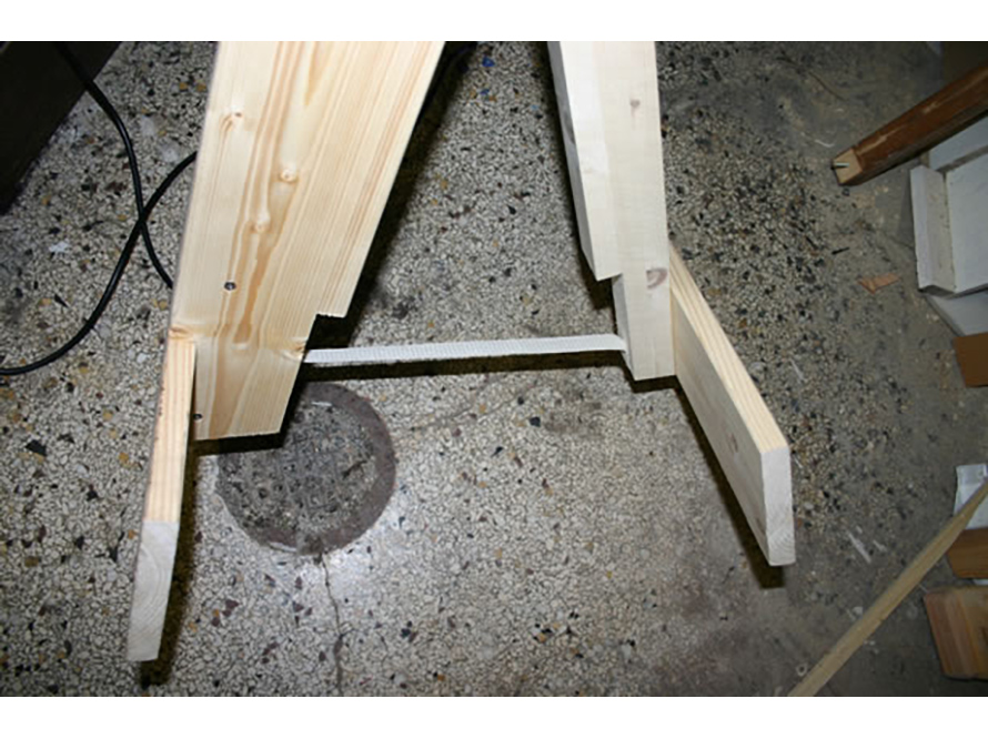 Holzgestell mit Spanngurt