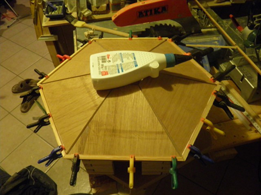 Achteckige Holzplatte mit Schraubzwingen fixiert