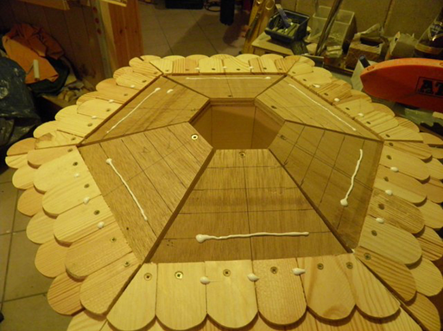 Achteckiges Holzdach mit Dachpappe wird zusammengeklebt