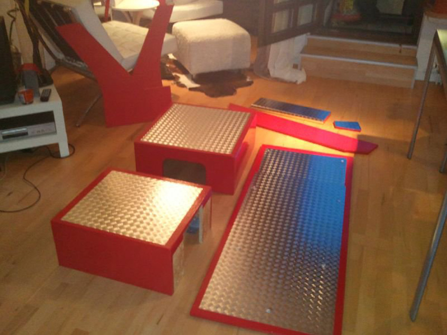 Rote und silberne Einzelteile eines Objekts