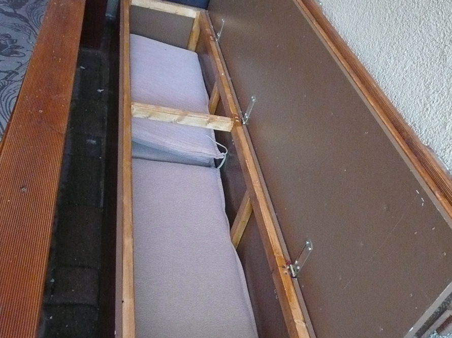 Offener Stauraum einer Gartenbank