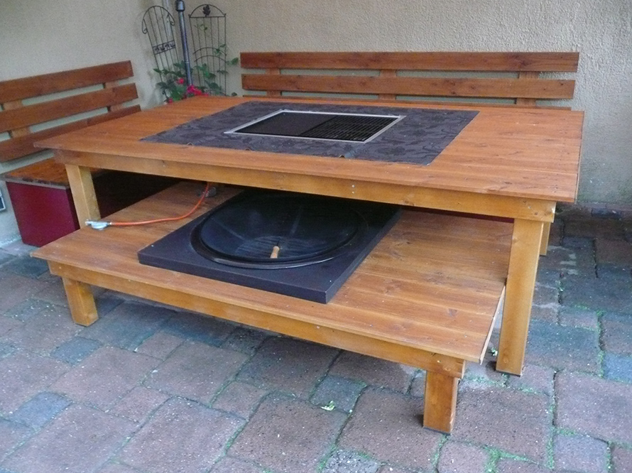 Holztisch mit Gasgrill