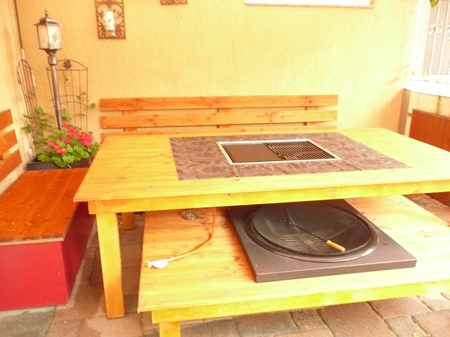 Selbstgebauter Gartentisch mit Grill