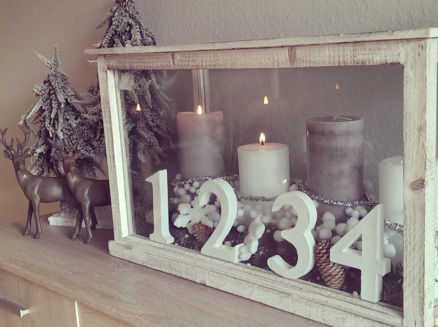 Weihnachtliche Dekoration mit Kerzen und Zahlen