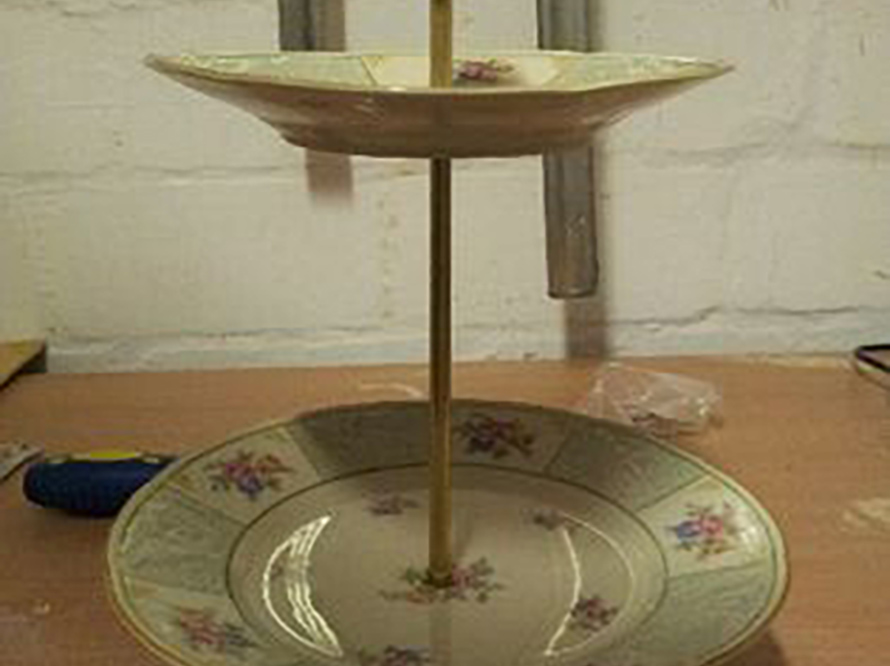 Etagere aus Tellern und Stange