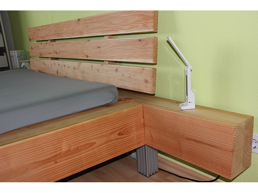 Holzbett mit Nachttisch