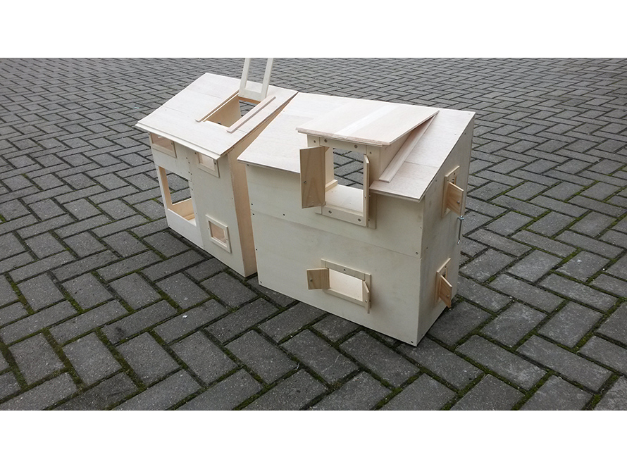 Zwei Holzhäuser ohne Wände