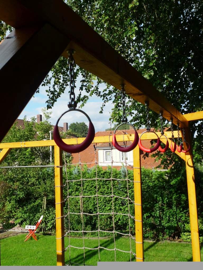 Hangelringe an einem Holzunterstand