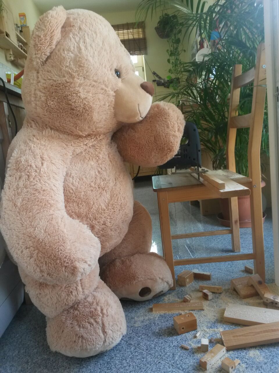 Großer Teddybär mit Stichsäge