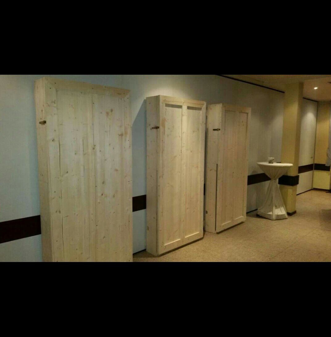 Drei Holzwände angelehnt an Wand