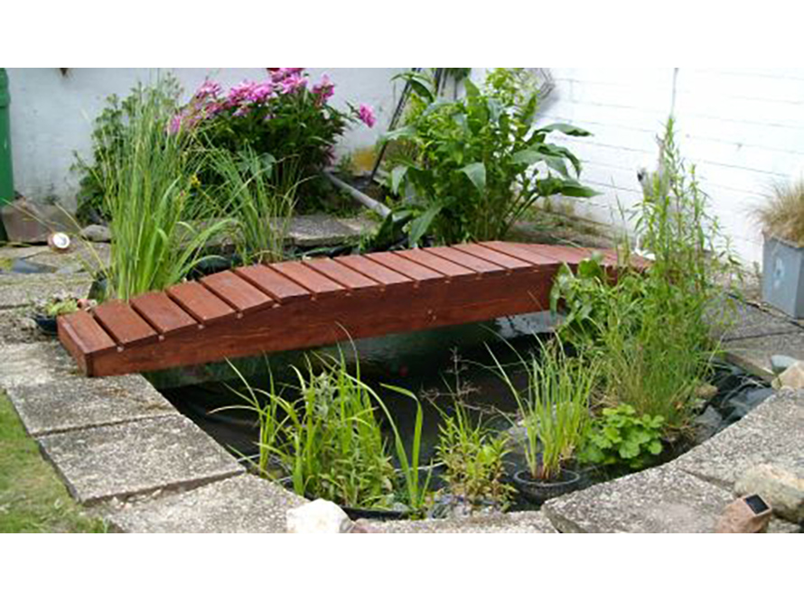 Holzbrücke über einen Teich