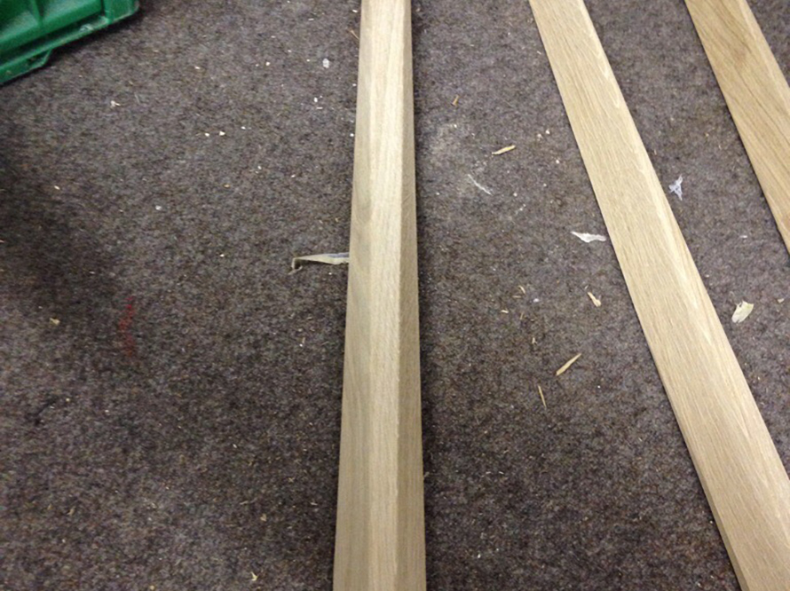 Drei Holzlatten auf einem Teppich