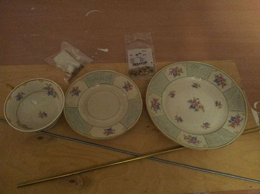 Blumenporzellan und Metallstangen