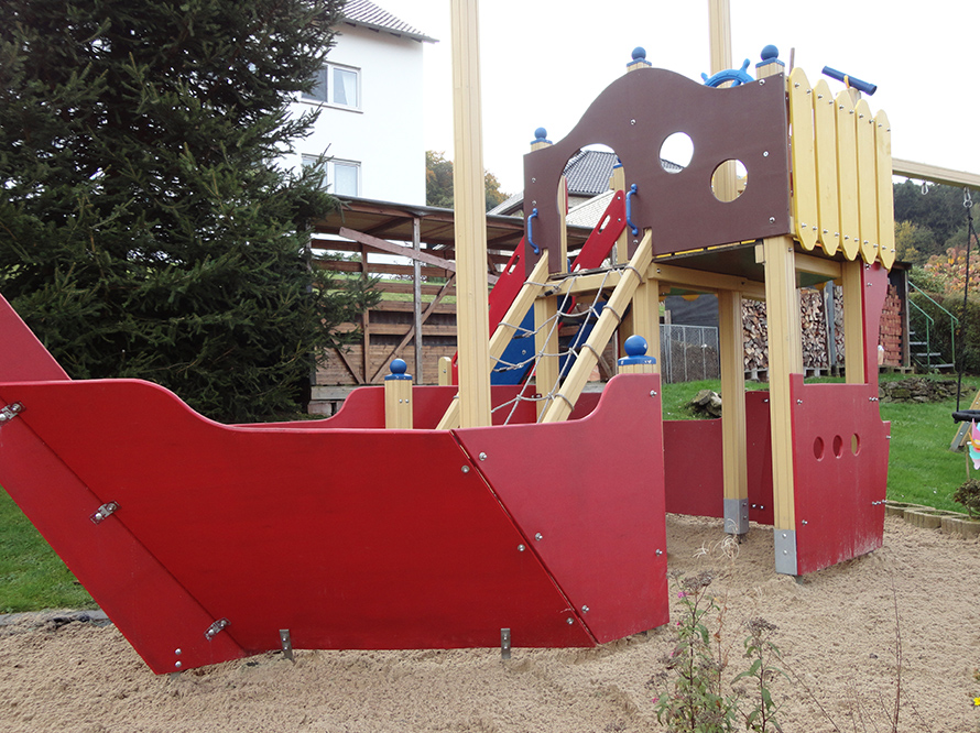 Spielschiff aus Holz auf einem Spielplatz