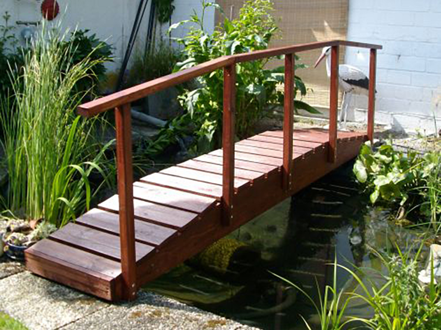 Kleine Holzbrücke über einen Teich