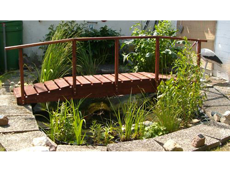 Holzbrücke über einen Teich