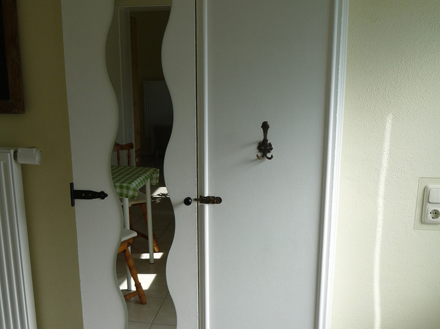 Garderobe + Schrank in Tür