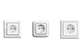 Drei weiße Steckdosen auf weißem Grund.