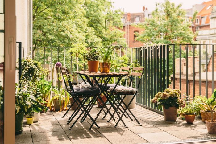 Balkon mit Tisch und Pflanzen